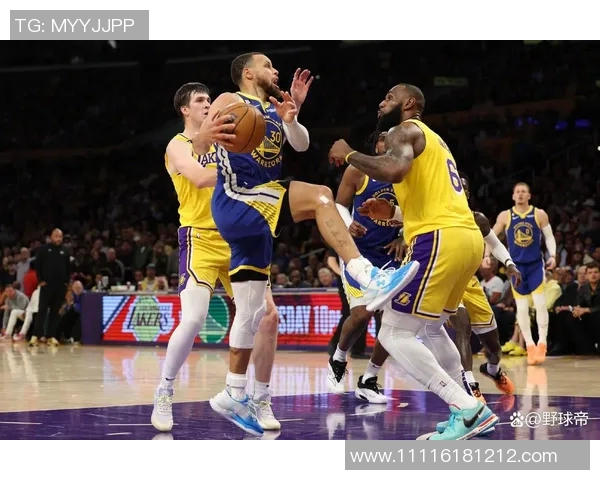 镜头捕捉：篮球八卦赛场小动作引发热议